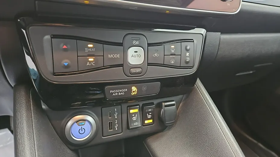 NISSAN Leaf -