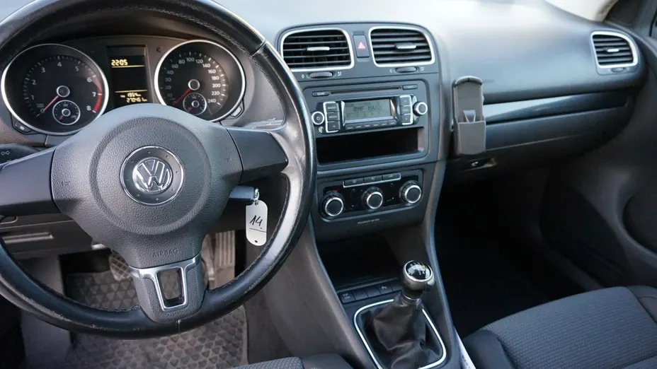 VOLKSWAGEN Golf -