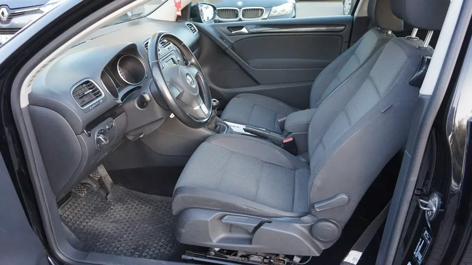 VOLKSWAGEN Golf -