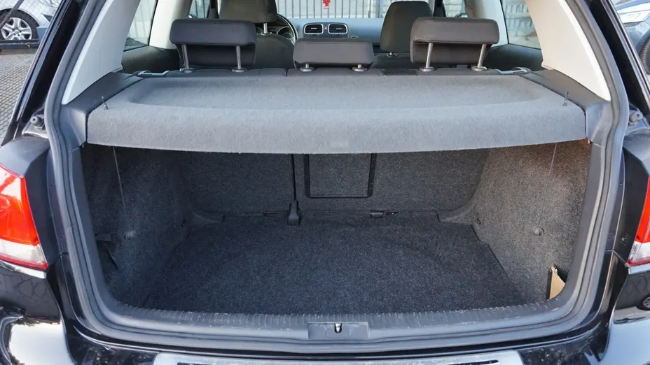 VOLKSWAGEN Golf -
