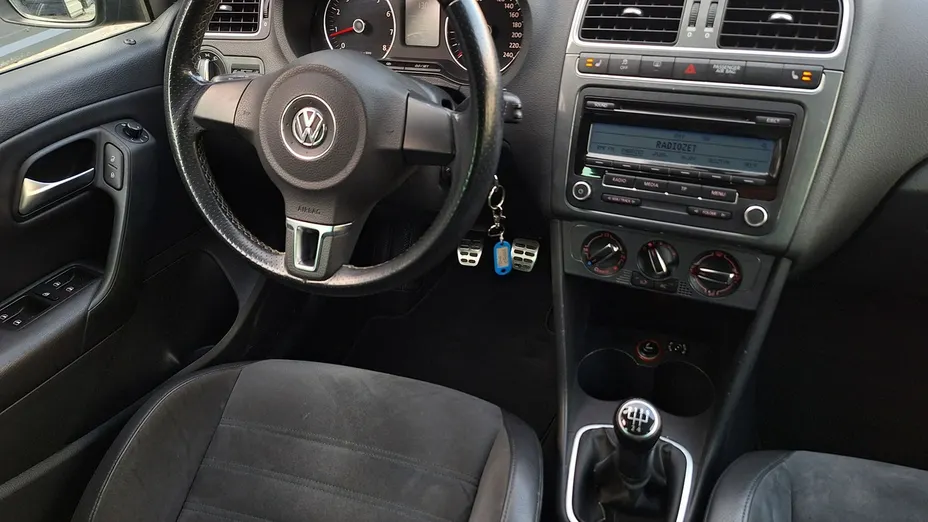 VOLKSWAGEN Polo -