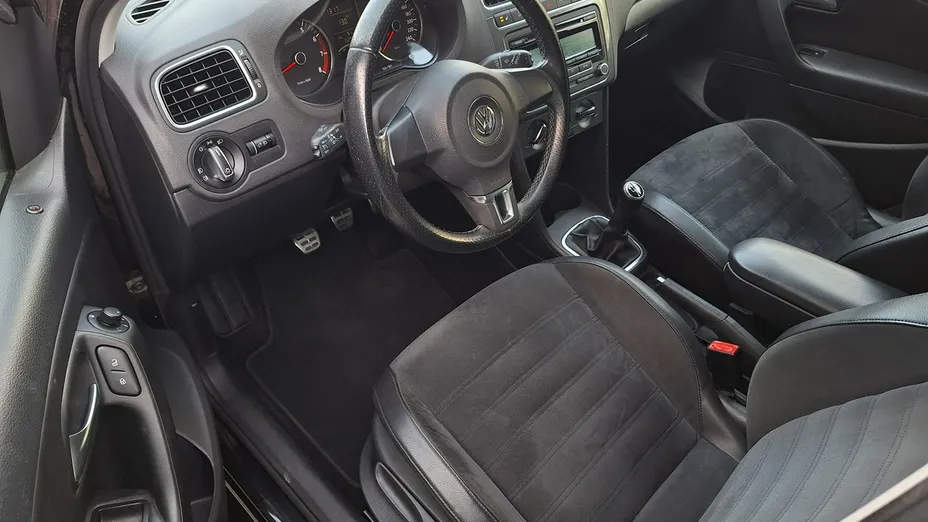 VOLKSWAGEN Polo -