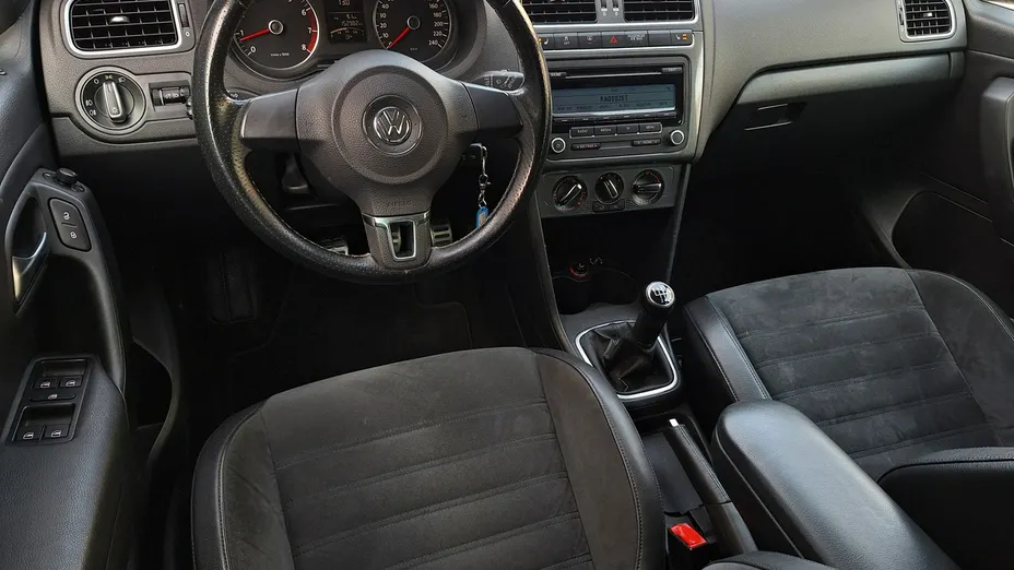 VOLKSWAGEN Polo -