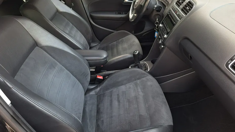 VOLKSWAGEN Polo -