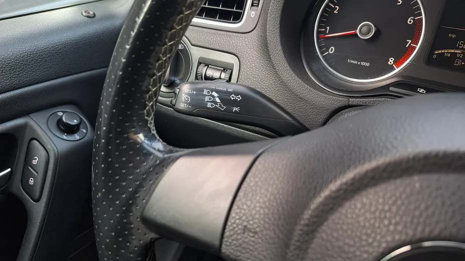 VOLKSWAGEN Polo -