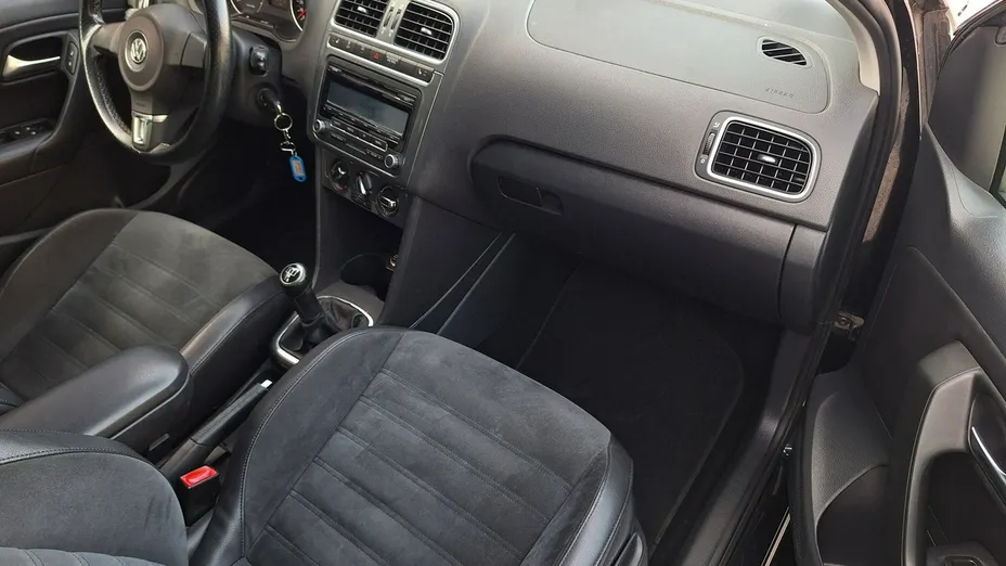 VOLKSWAGEN Polo -