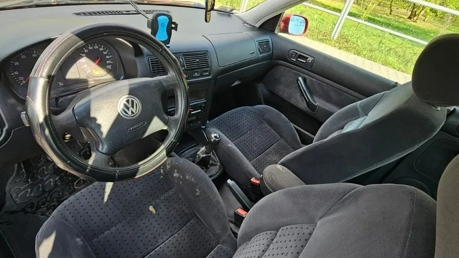 VOLKSWAGEN Golf -