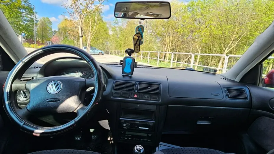 VOLKSWAGEN Golf -