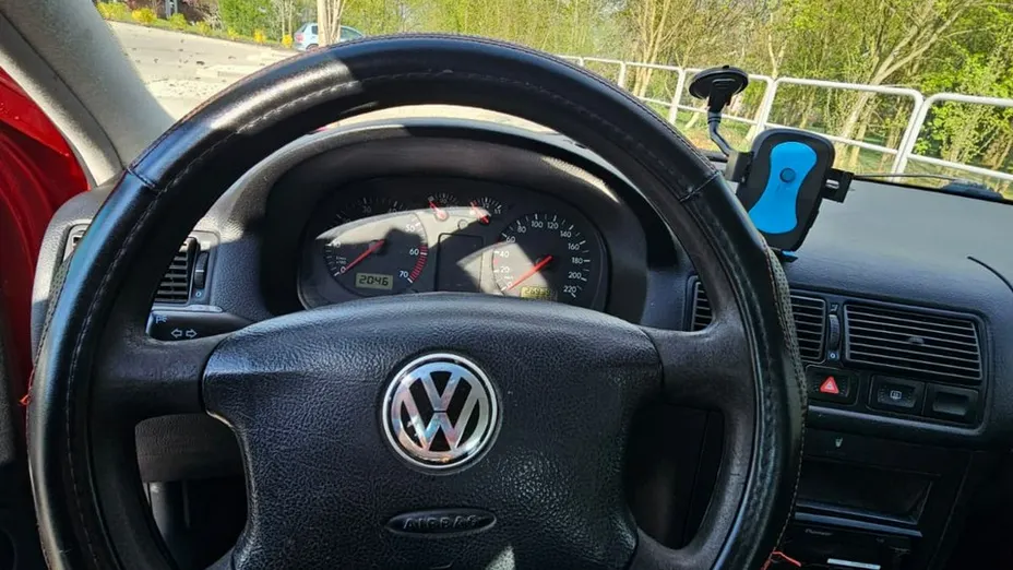 VOLKSWAGEN Golf -