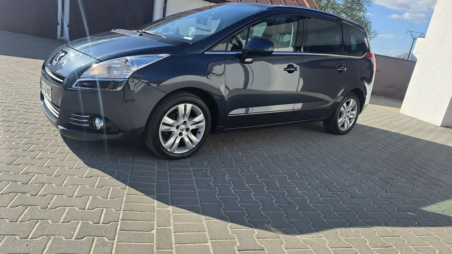 PEUGEOT 5008 -