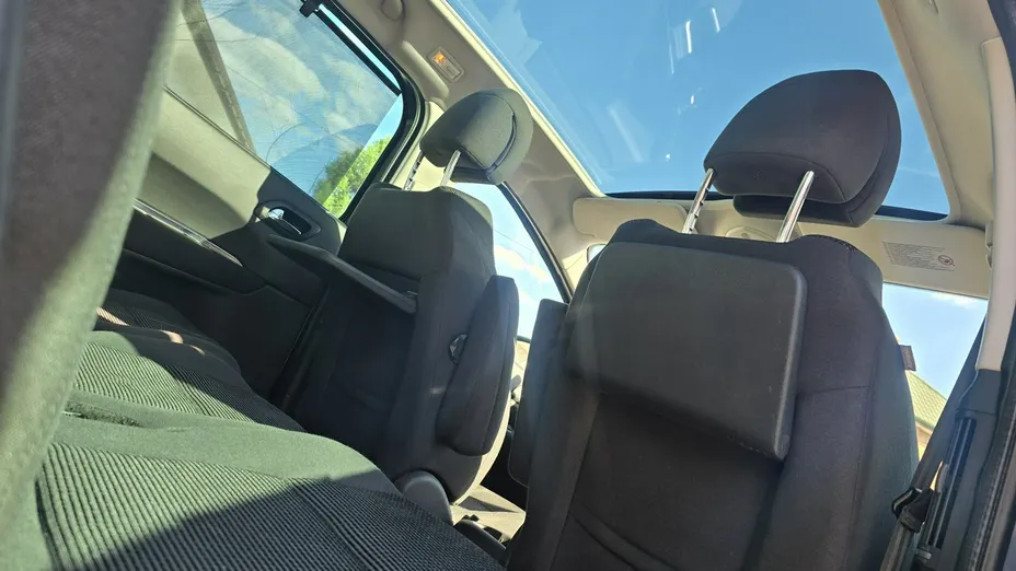 PEUGEOT 5008 -