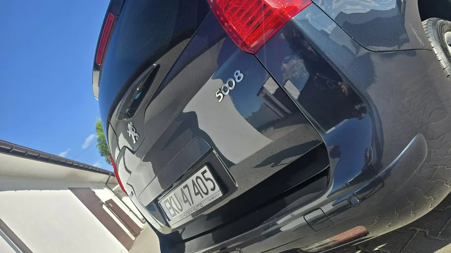 PEUGEOT 5008 -