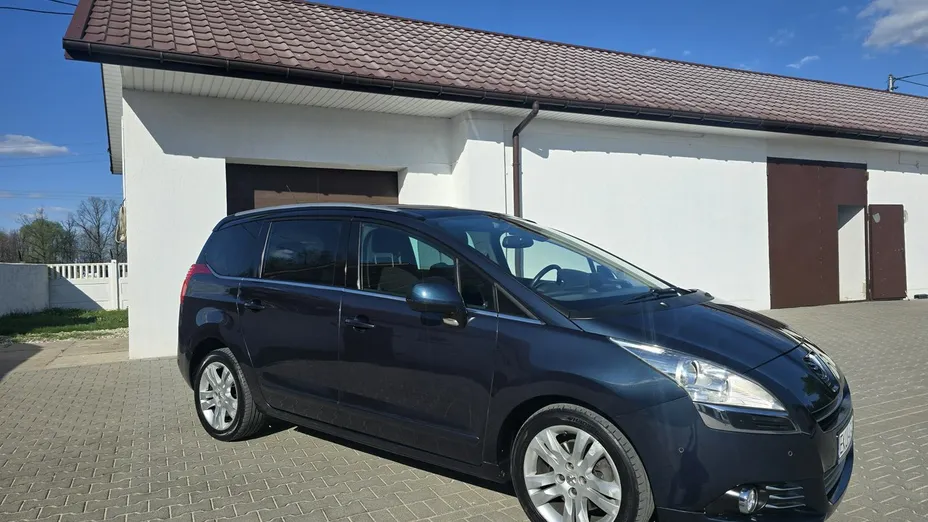 PEUGEOT 5008 -