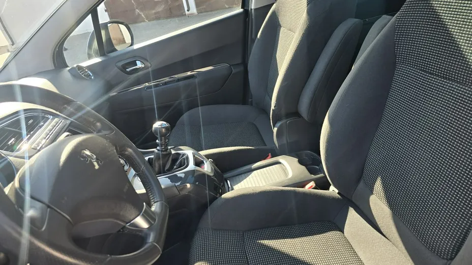 PEUGEOT 5008 -