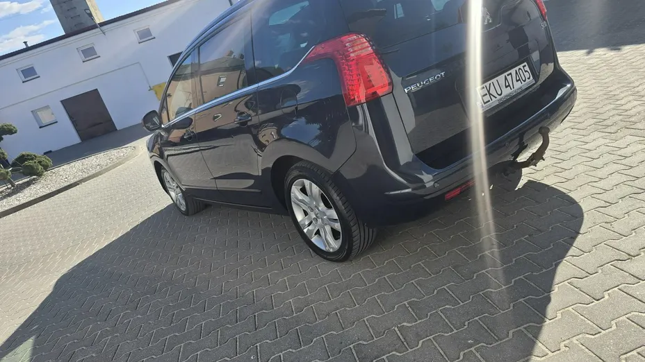 PEUGEOT 5008 -