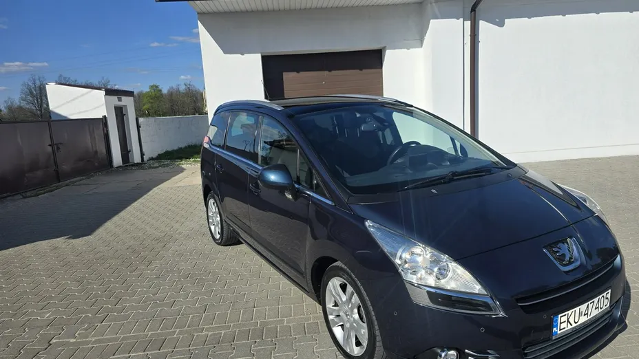PEUGEOT 5008 -