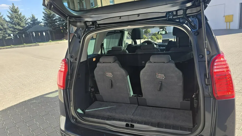 PEUGEOT 5008 -