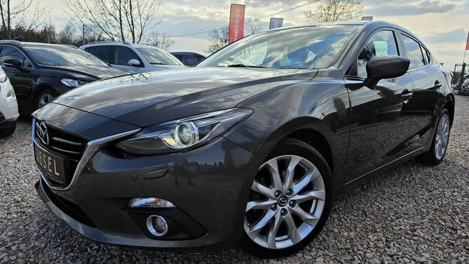 MAZDA 3 -