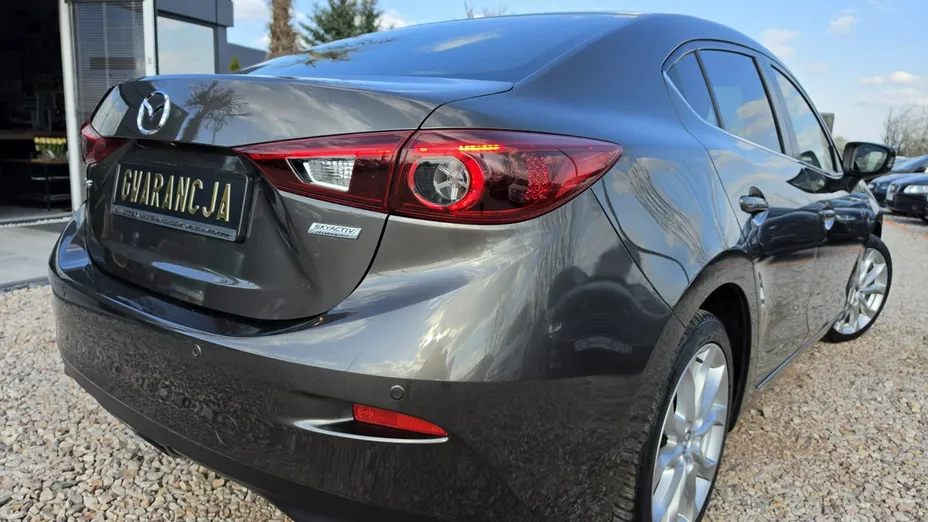 MAZDA 3 -