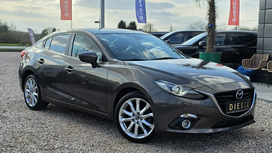 MAZDA 3 -