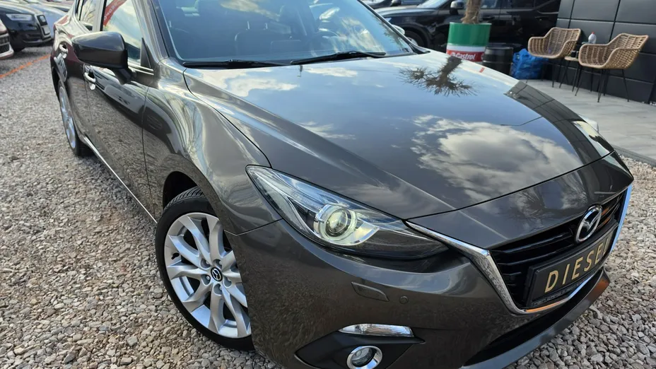 MAZDA 3 -
