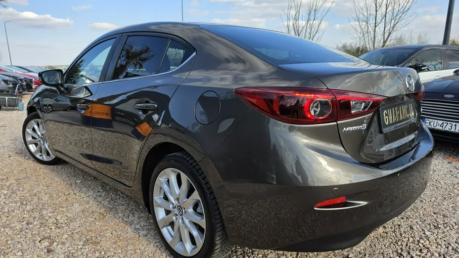 MAZDA 3 -