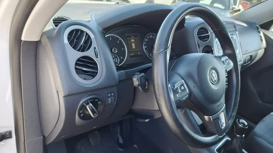 VOLKSWAGEN Tiguan -