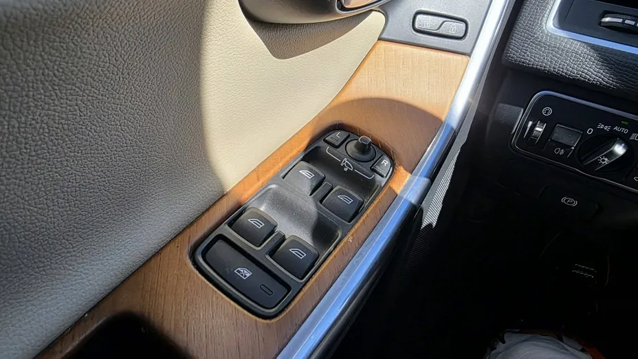 VOLVO XC60 -