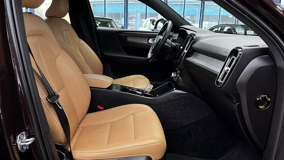 VOLVO XC40 -
