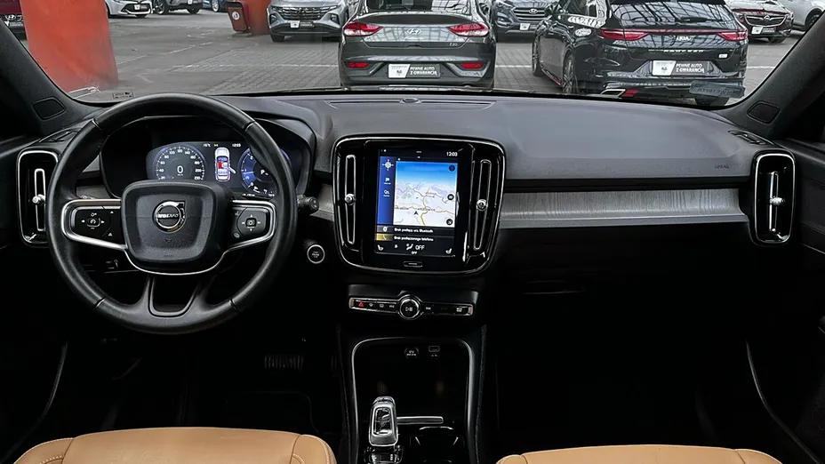 VOLVO XC40 -
