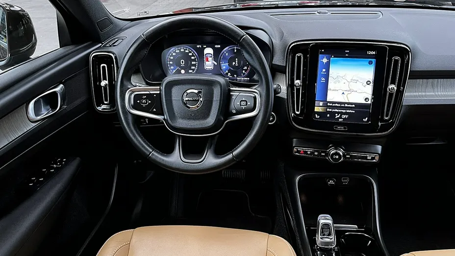 VOLVO XC40 -