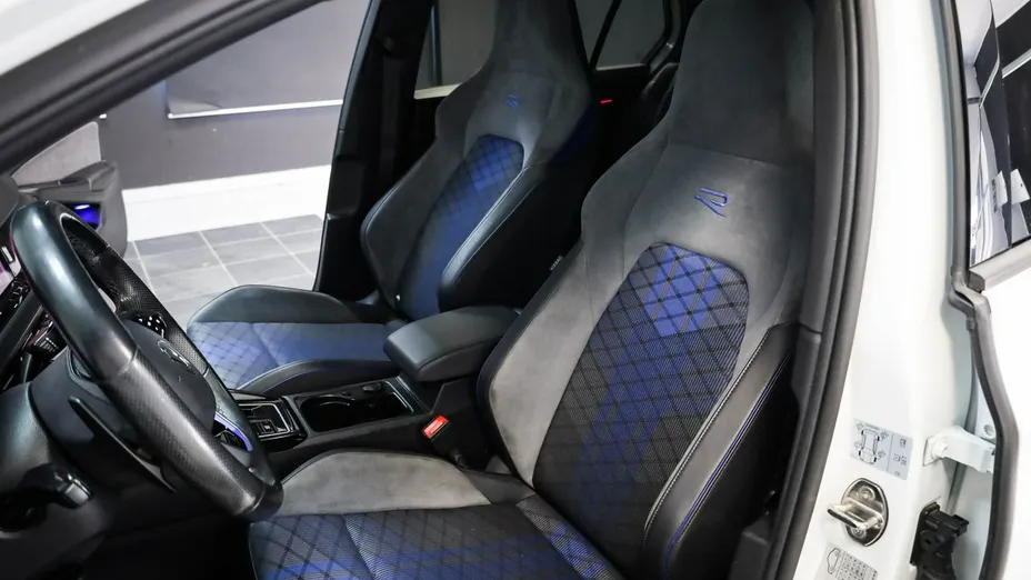 VOLKSWAGEN Golf -