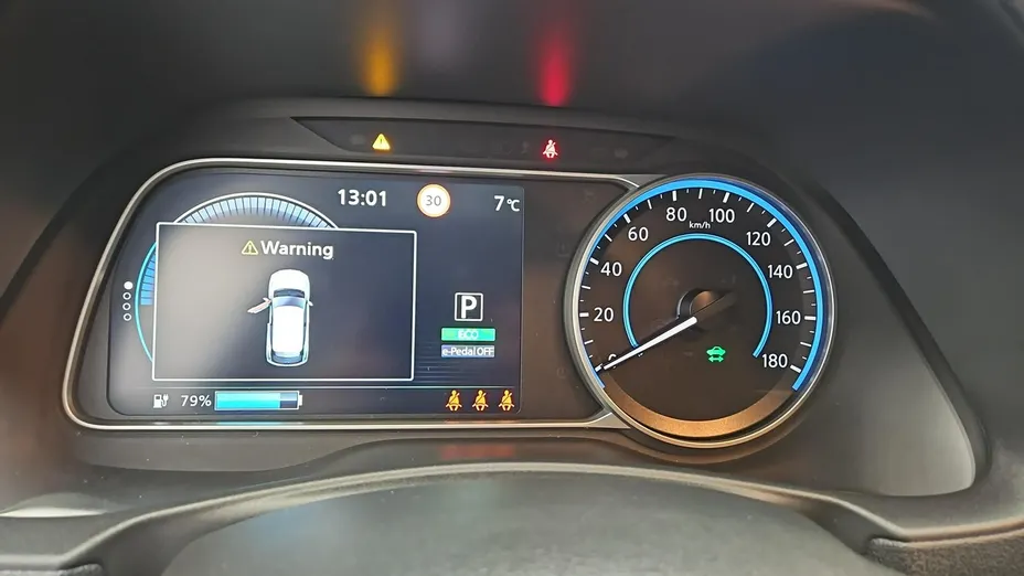 NISSAN Leaf -