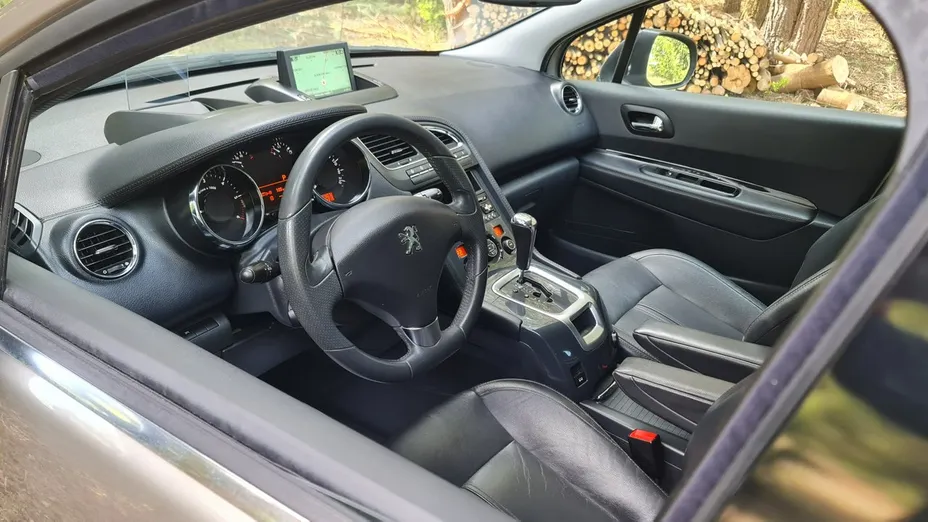 PEUGEOT 5008 -