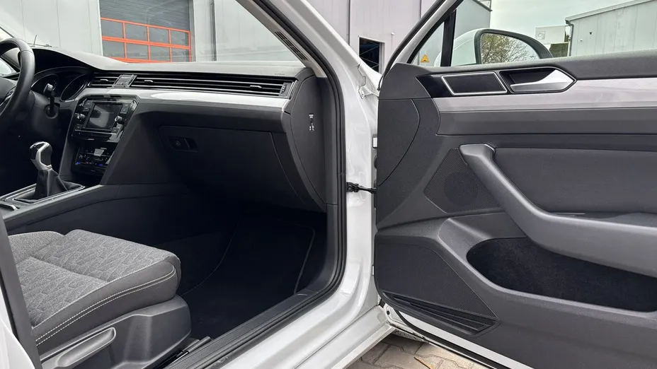 VOLKSWAGEN Passat -