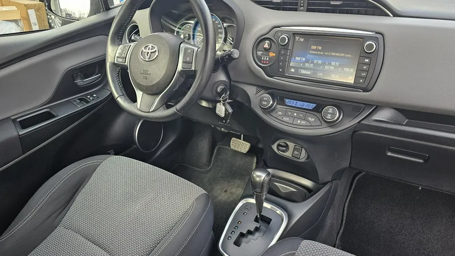 TOYOTA Yaris -