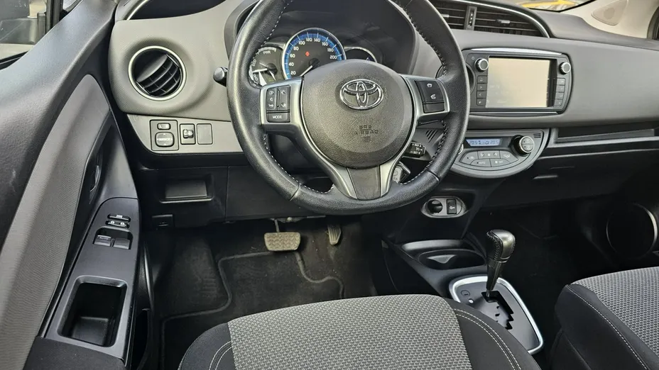 TOYOTA Yaris -