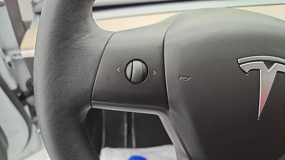 TESLA Model 3 -