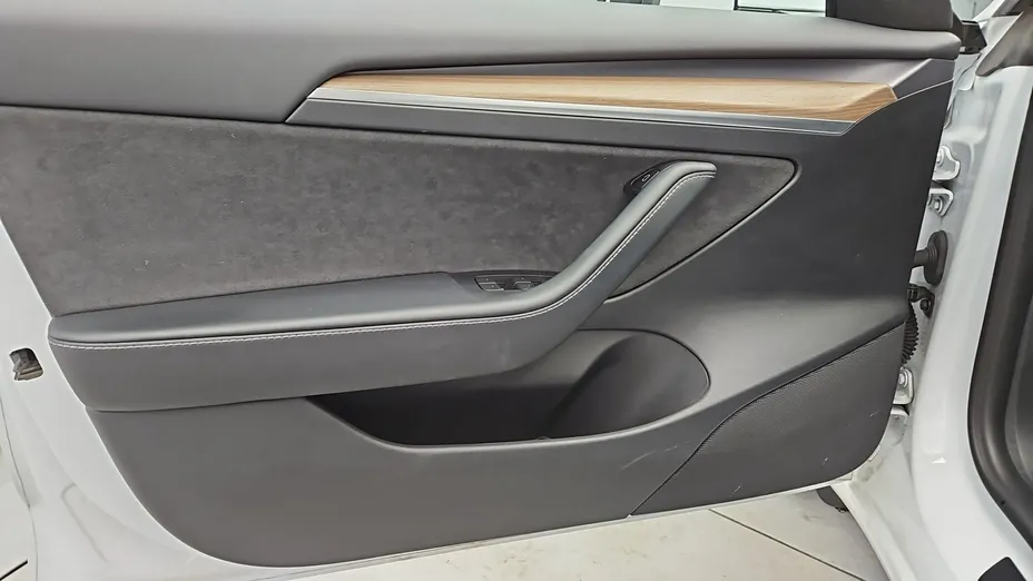 TESLA Model 3 -