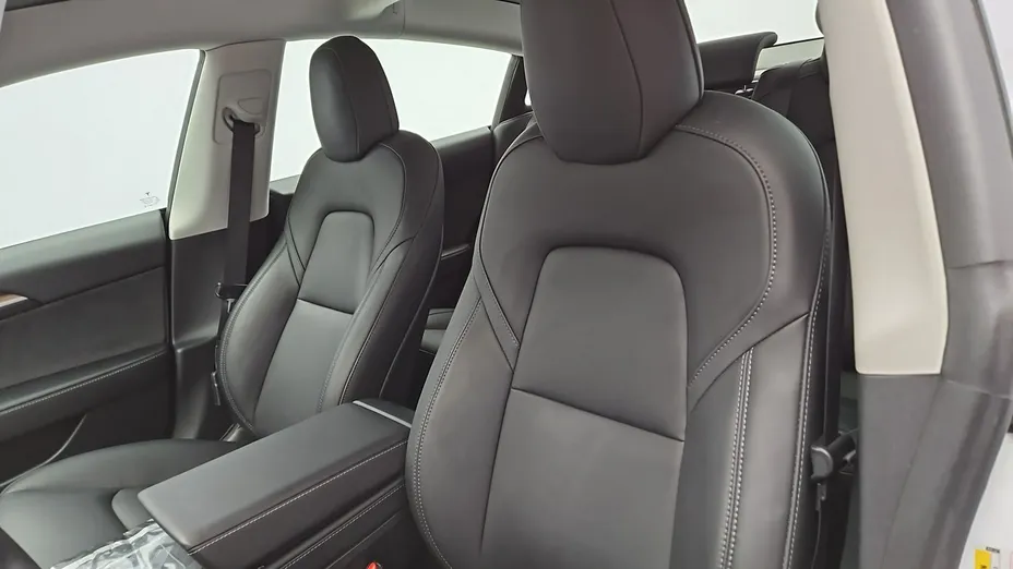 TESLA Model 3 -