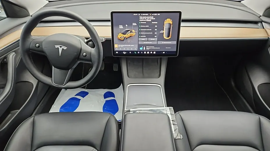 TESLA Model 3 -