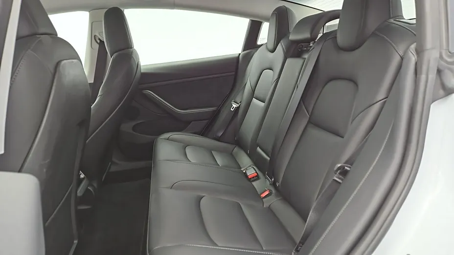 TESLA Model 3 -