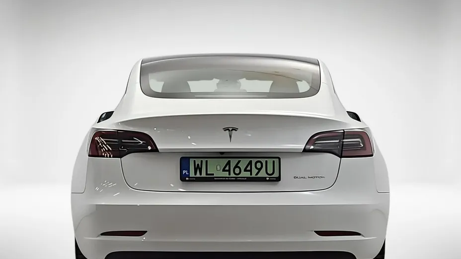 TESLA Model 3 -