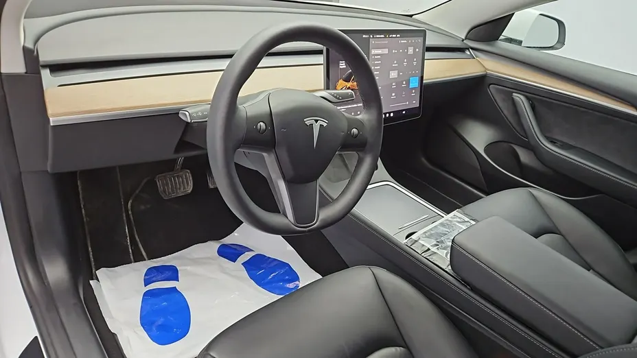 TESLA Model 3 -