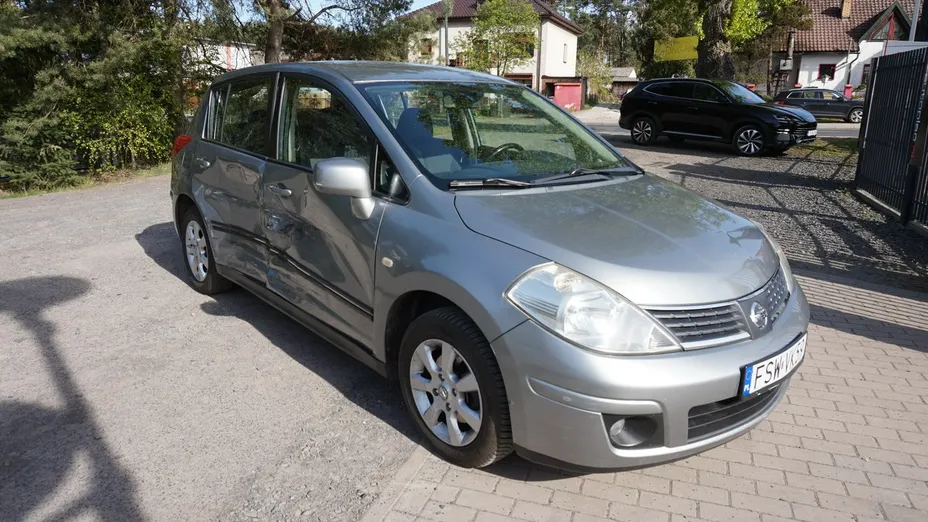 NISSAN Tiida -