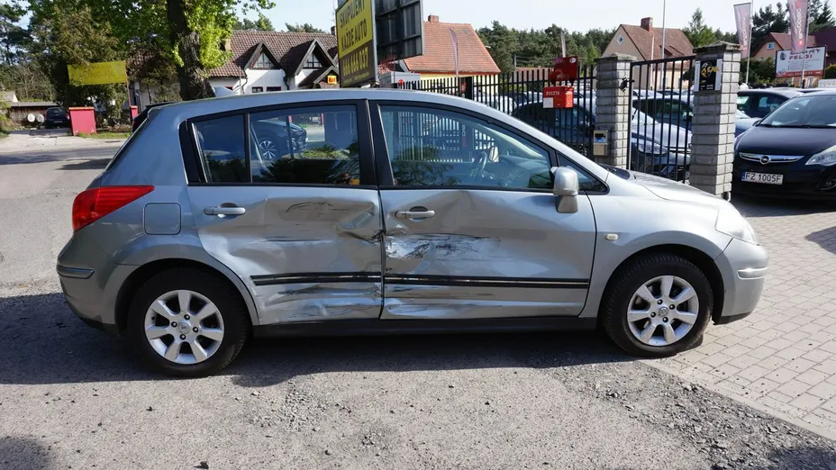 NISSAN Tiida -