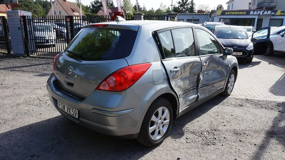 NISSAN Tiida -