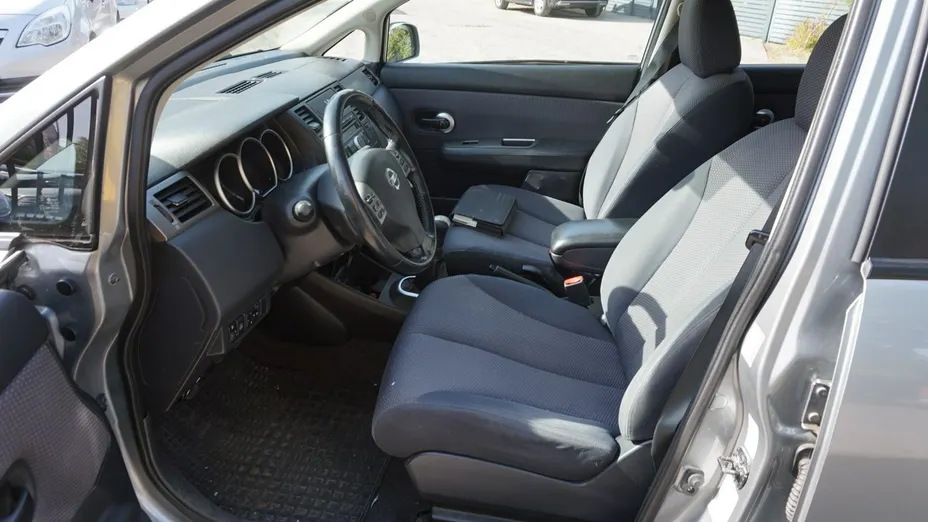 NISSAN Tiida -