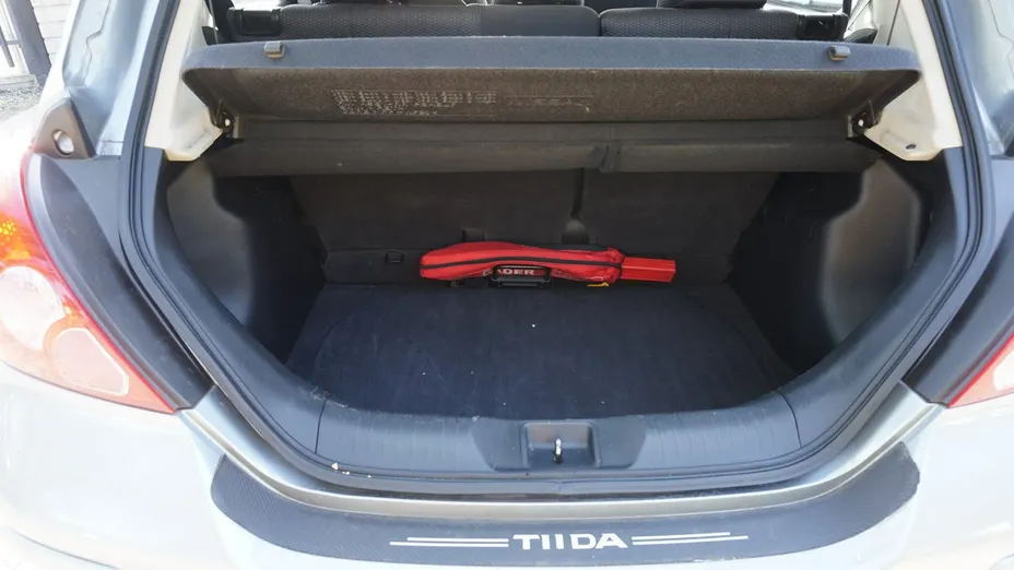 NISSAN Tiida -