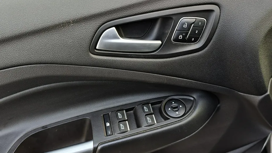 FORD Escape -